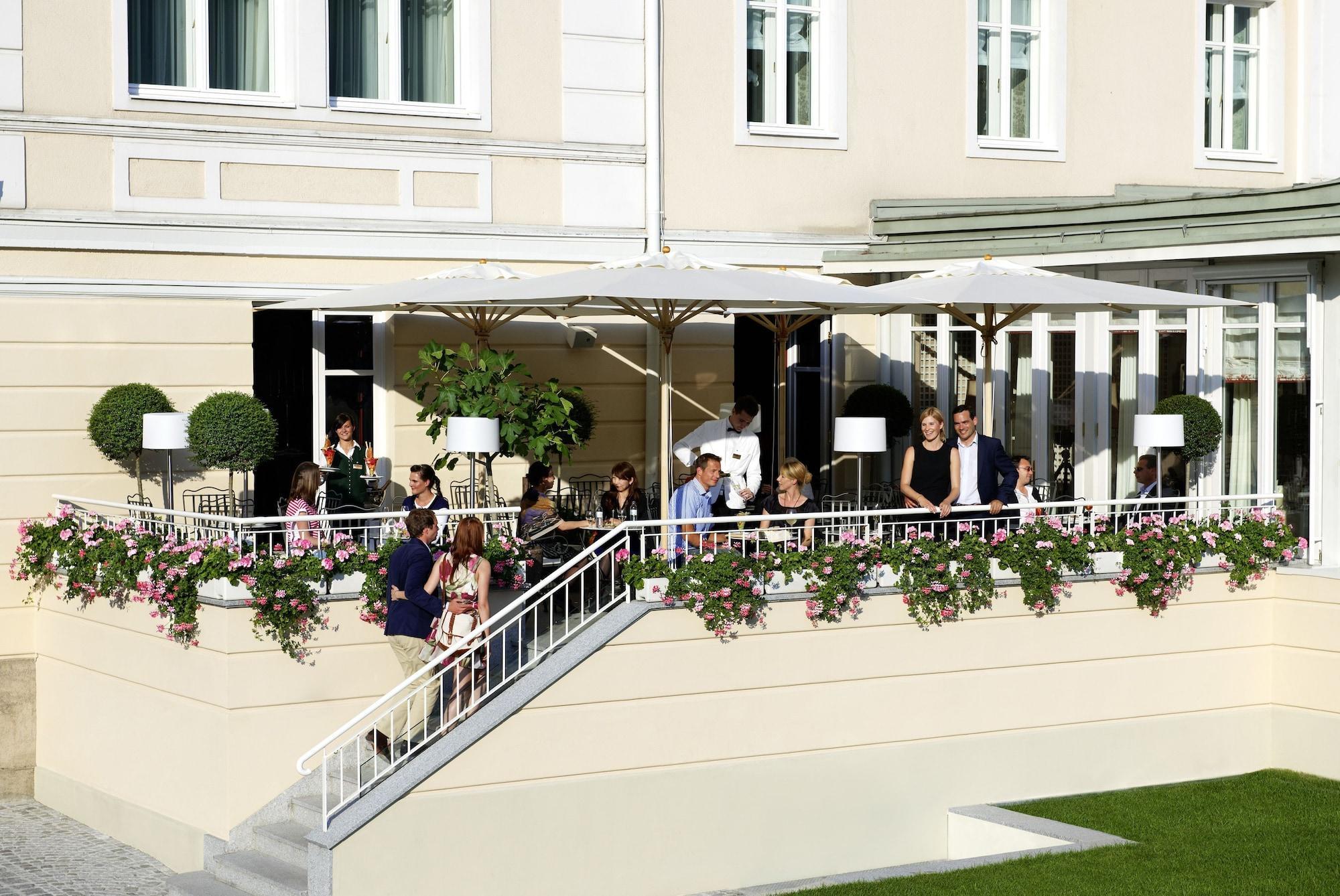 Hotel Sacher Salzburg Eksteriør bilde The terrace of the Café Prückel