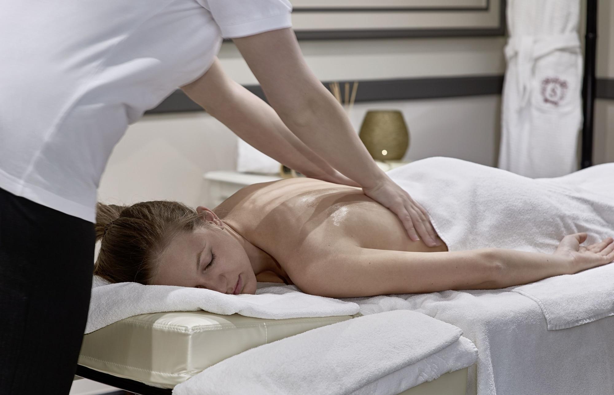 Hotel Sacher Salzburg Eksteriør bilde A massage therapist treating a patient