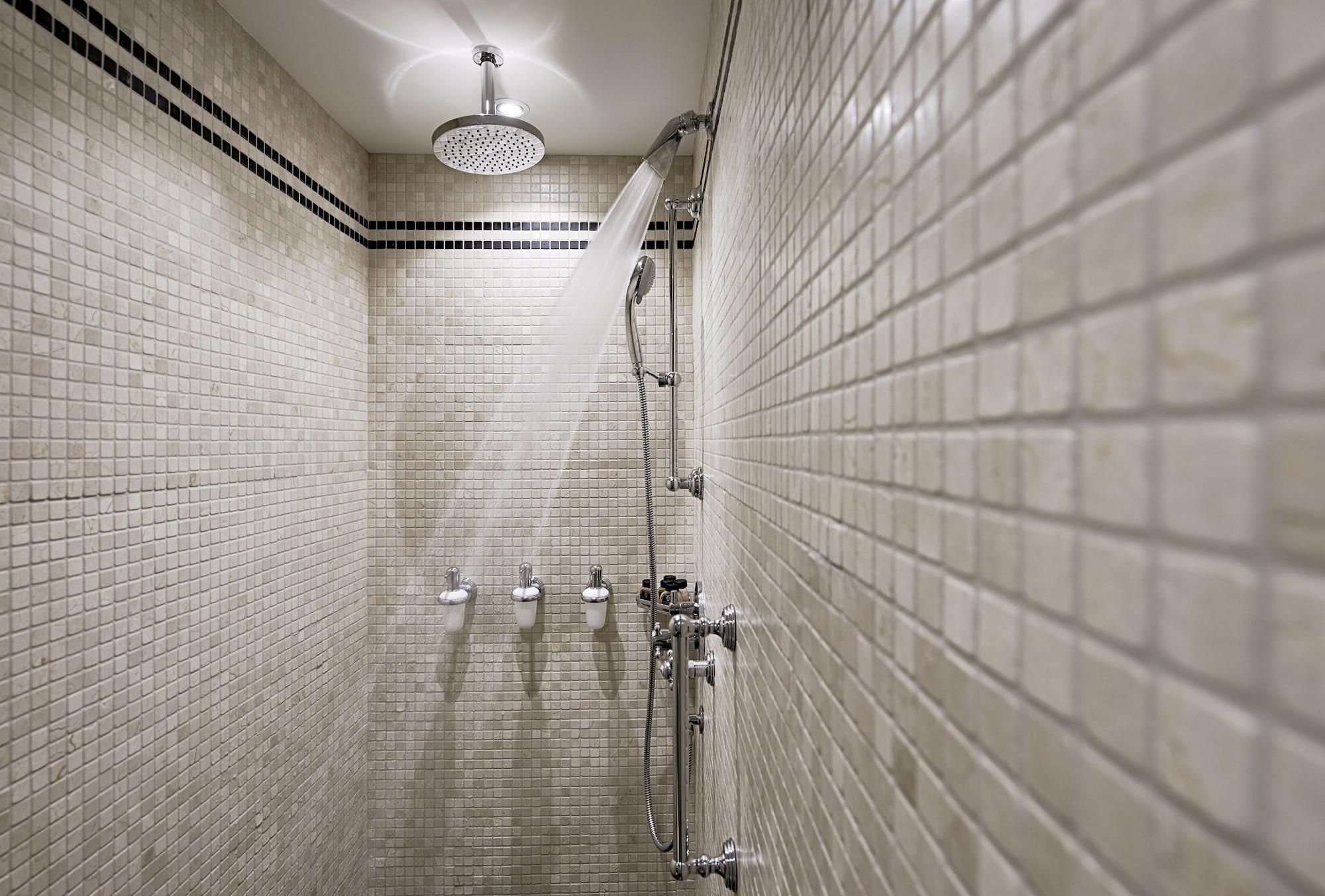 Hotel Sacher Salzburg Eksteriør bilde A shower